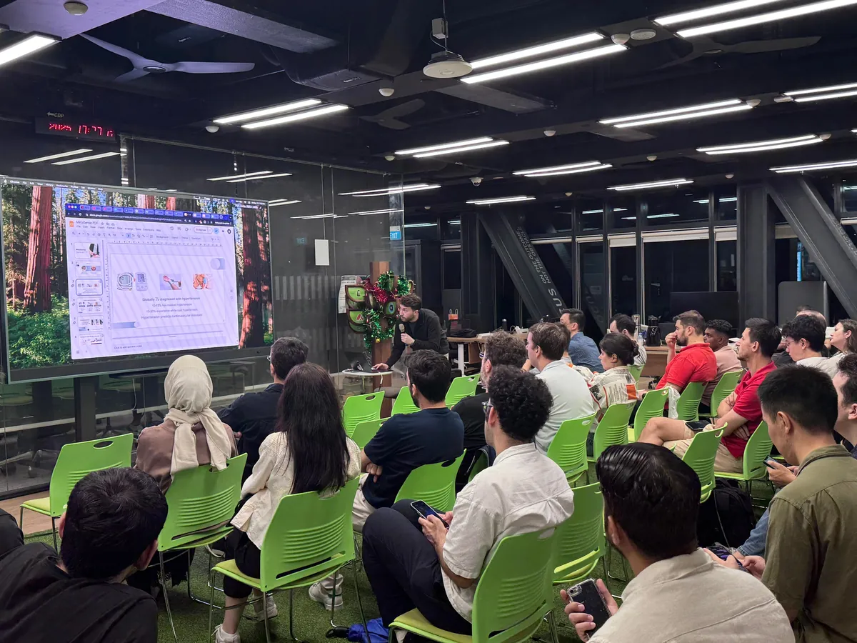 Full room at SMU Connexion with the talk on screen
